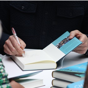 Chris de Stoop signeert 